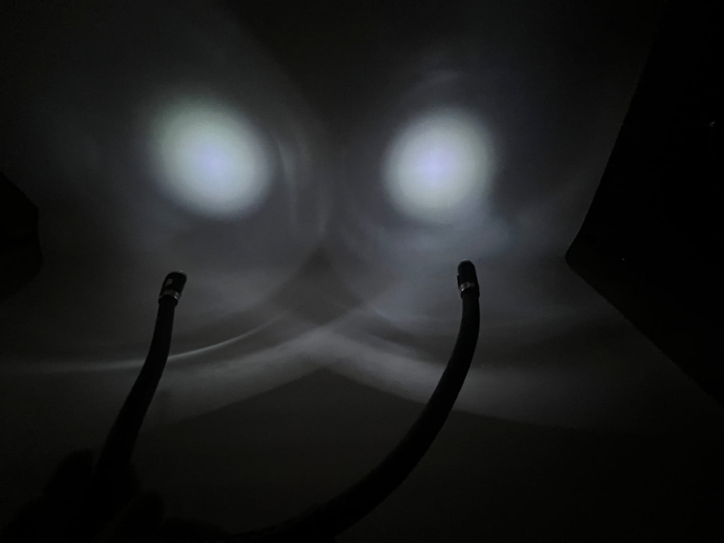 Lampka LED do czytania na szyję – elastyczna i przenośna