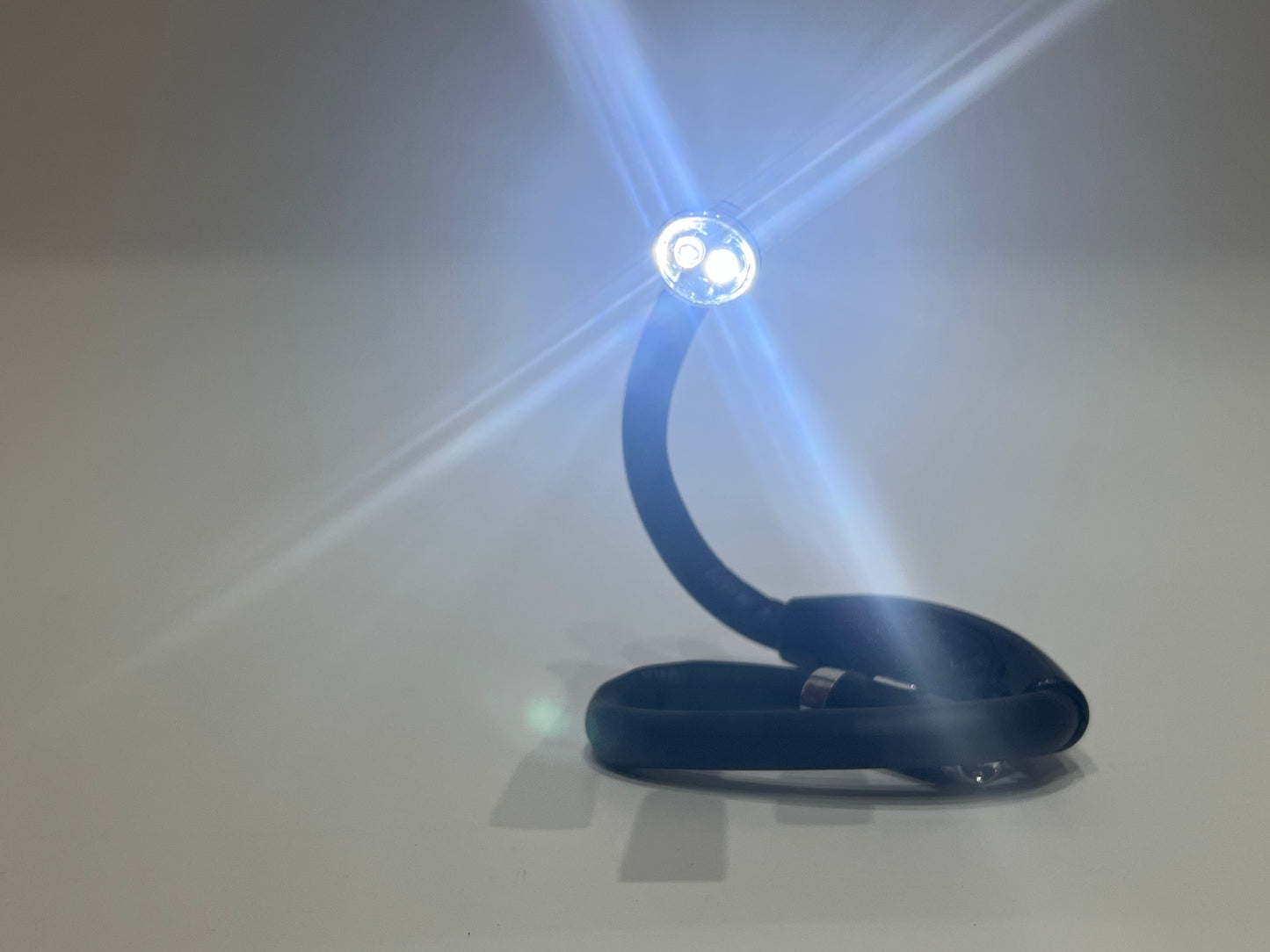 Lampka LED do czytania na szyję – elastyczna i przenośna
