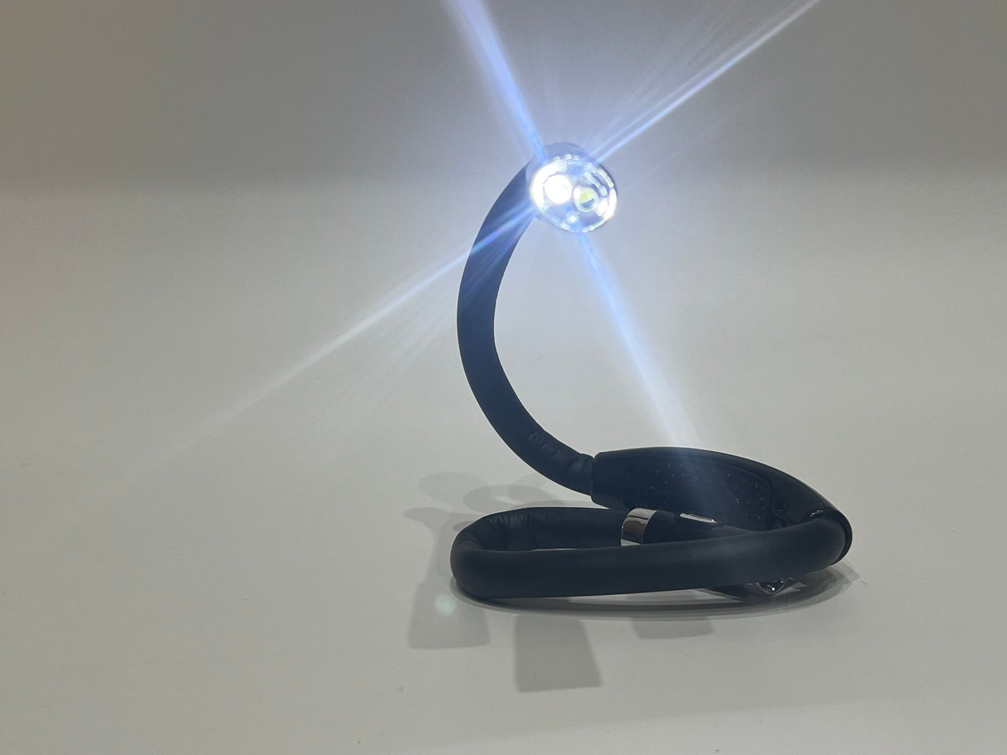 Lampka LED do czytania na szyję – elastyczna i przenośna